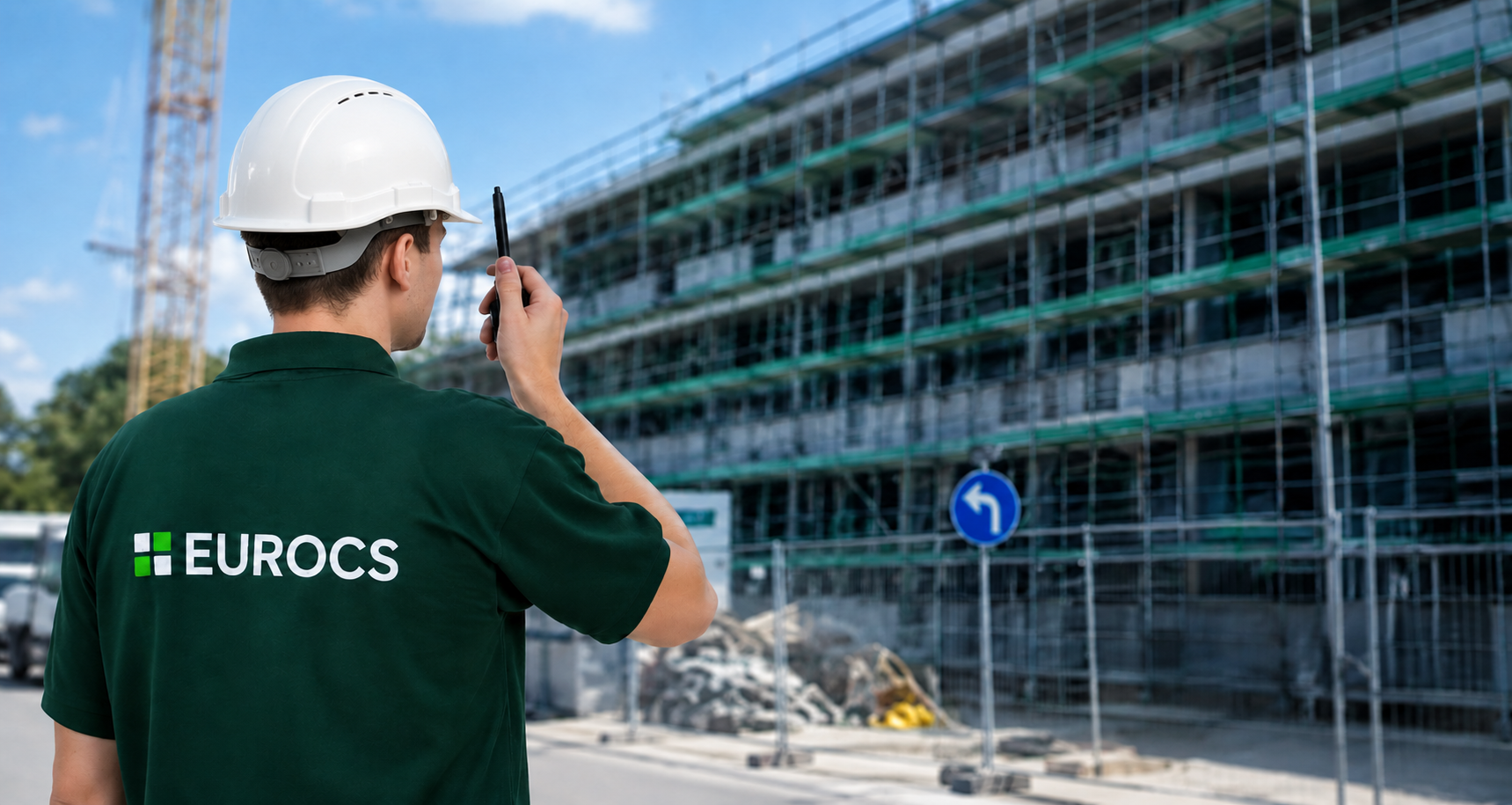 EUROCS Mitarbeiter bei der Baustelleninspektion mit Sicherheitsausstattung