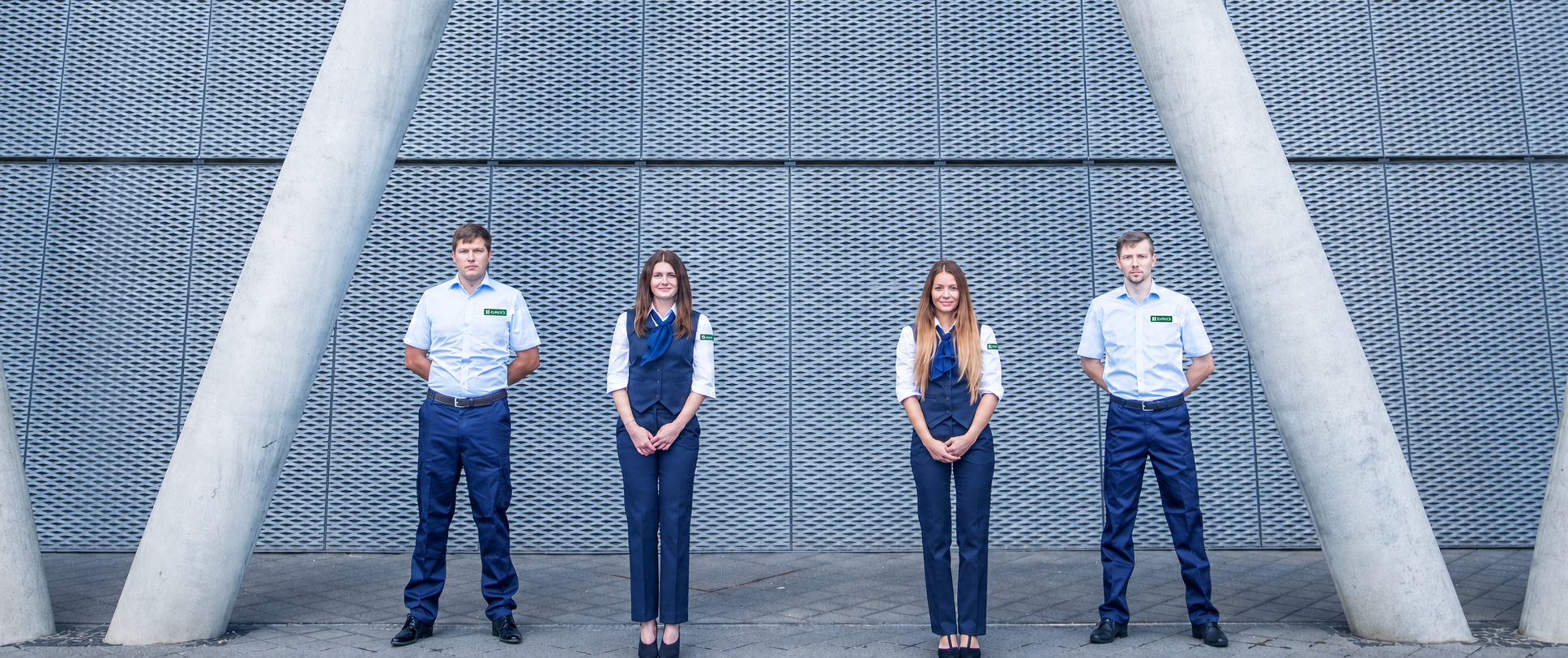 EUROCS Team in Uniform vor moderner Architektur