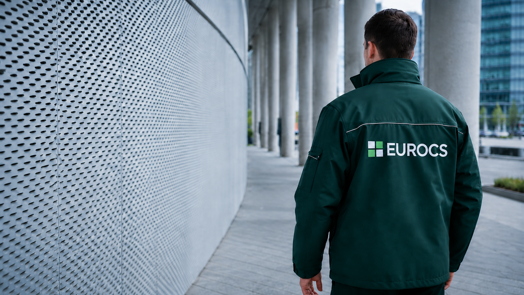 EUROCS Wachmann auf Kontrollgang im modernen urbanen Korridor
